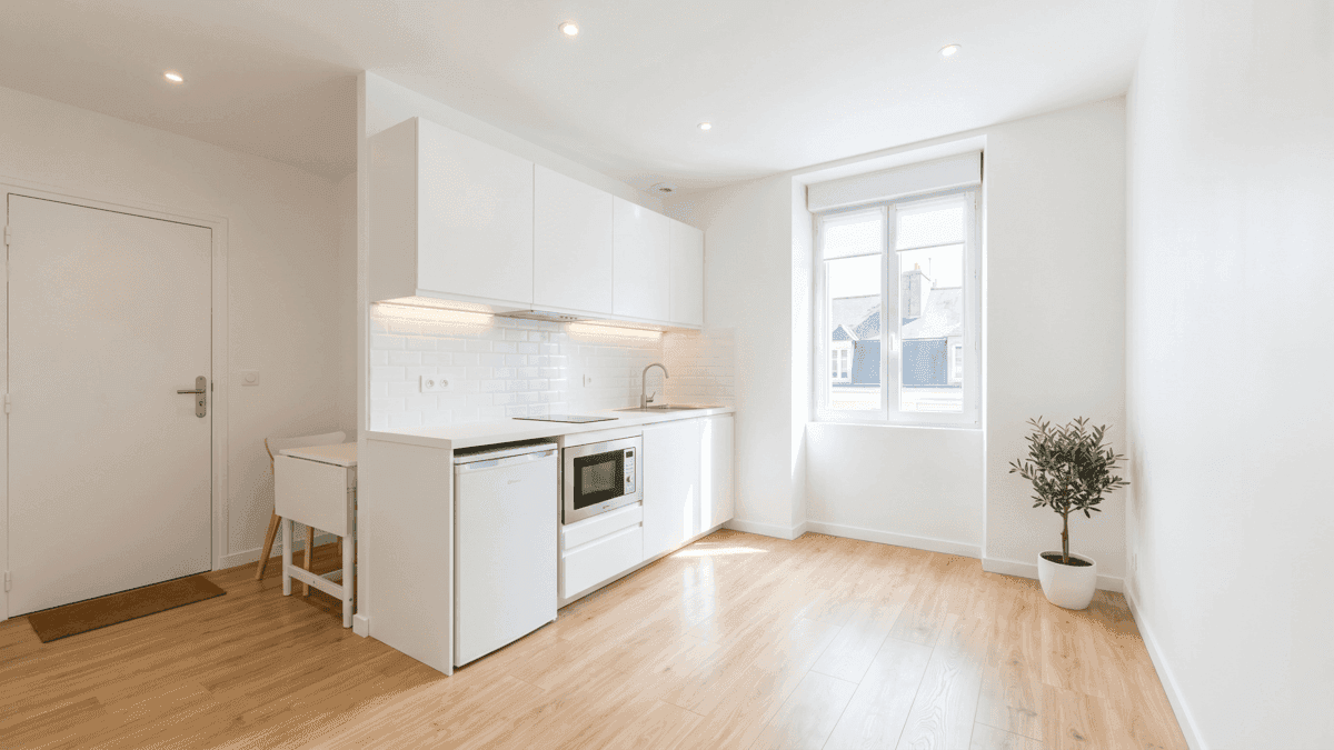 Après — Studio — peinture, sol vinyle, kitchenette neuve